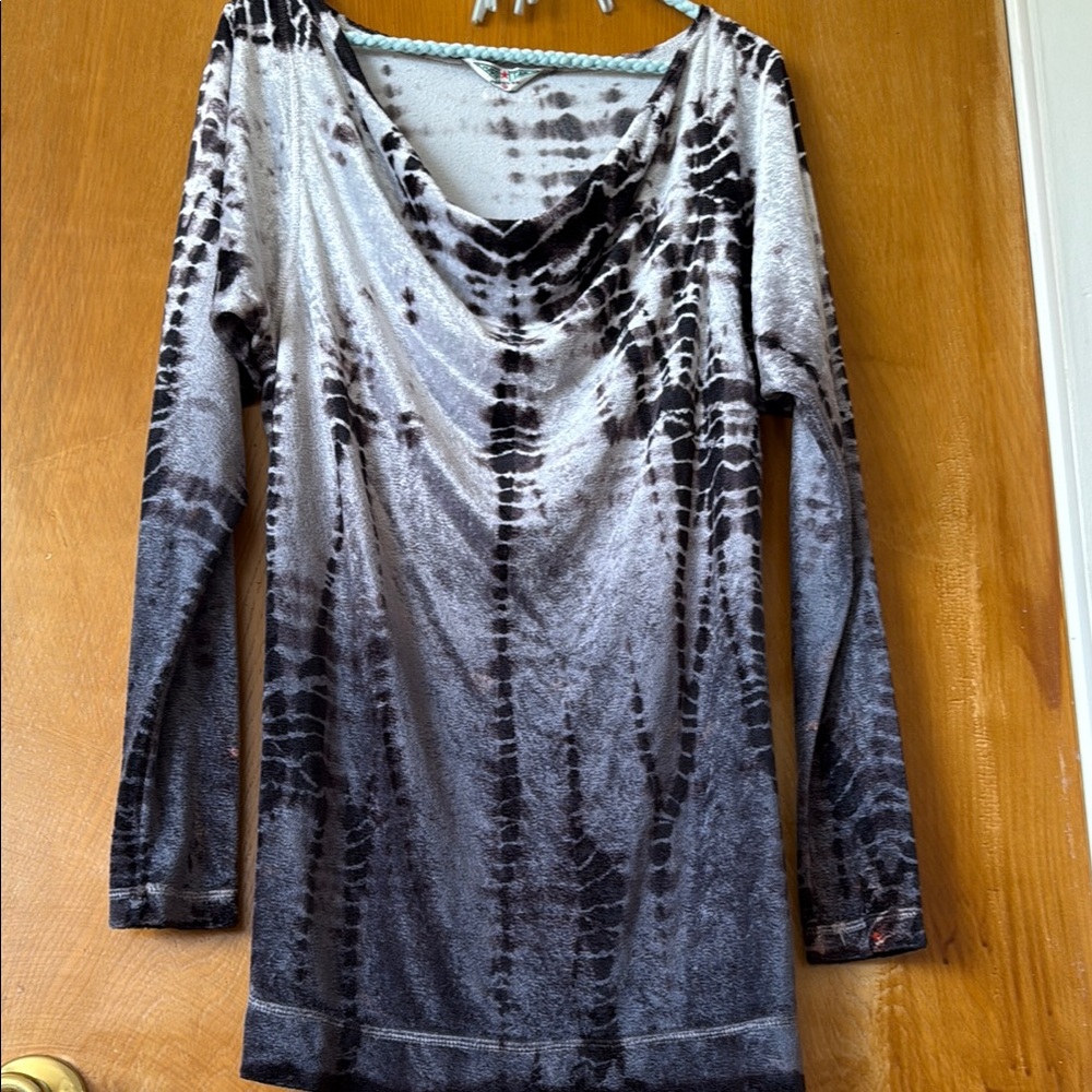 Hard ⭐️ Tail — Black and Gray  elves tunic look neckline. Super cozy.